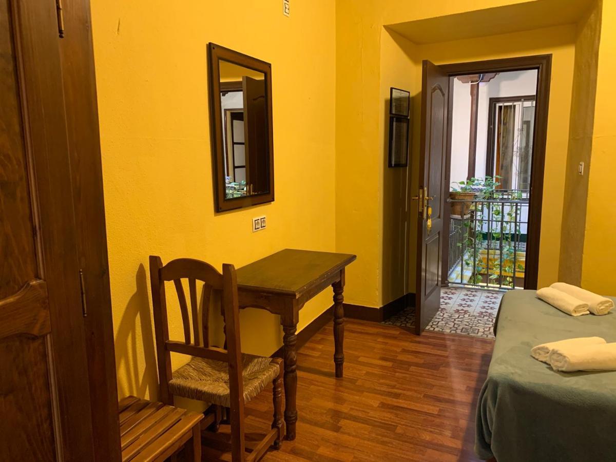 Pension Lisdos Sevilla Exteriör bild
